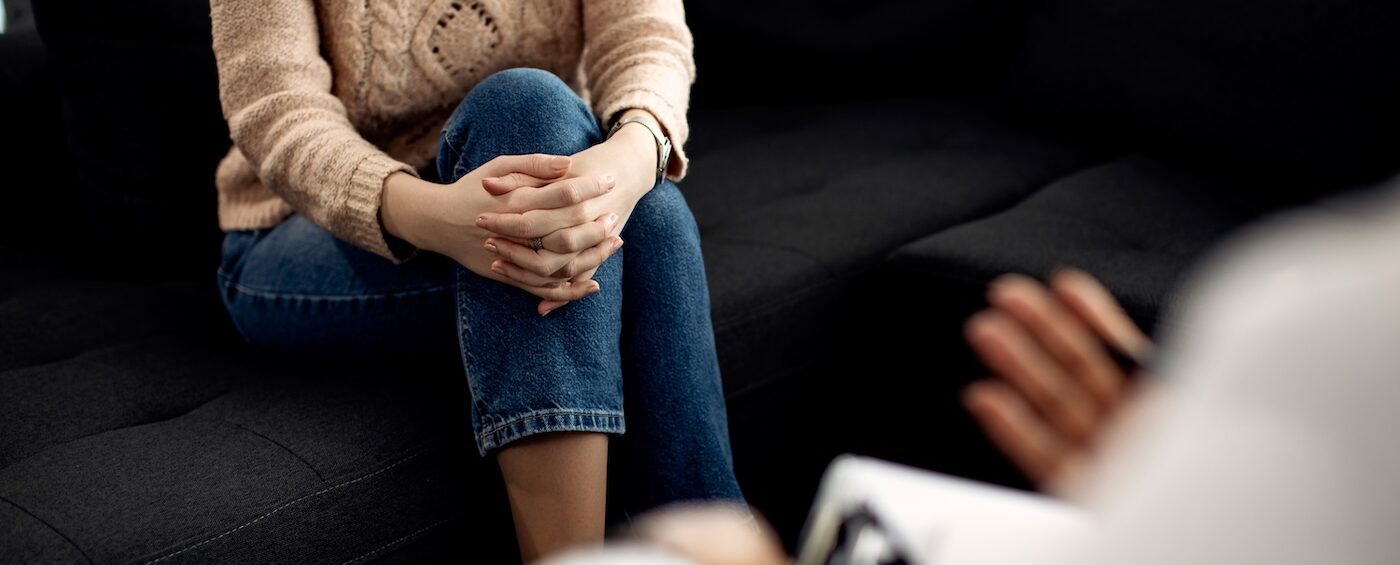 Kobieta na psychoterapii Kobieta na psychoterapii, która siedzi i rozmawia z psychoterapeutką.